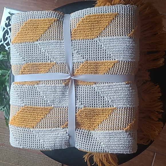 Fringe Throw - Picture 4 of 4